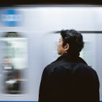 FootballR - NFL - Ein Mann steht vor einer U-Bahn.