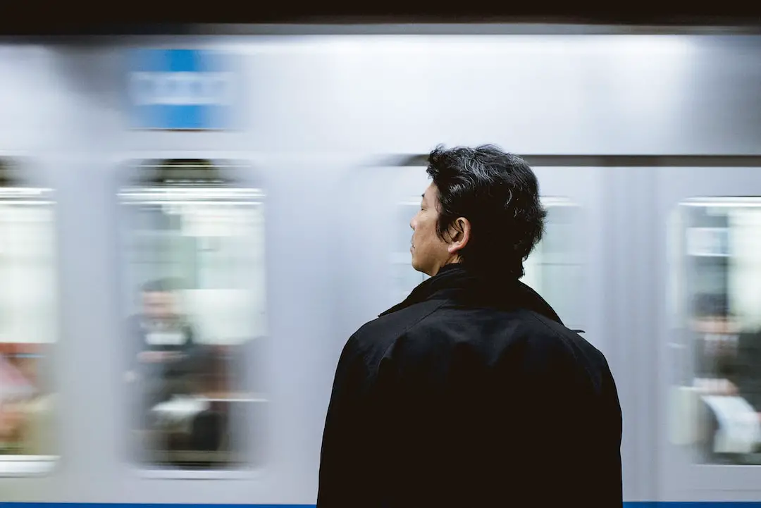 FootballR - NFL - Ein Mann steht vor einer U-Bahn.