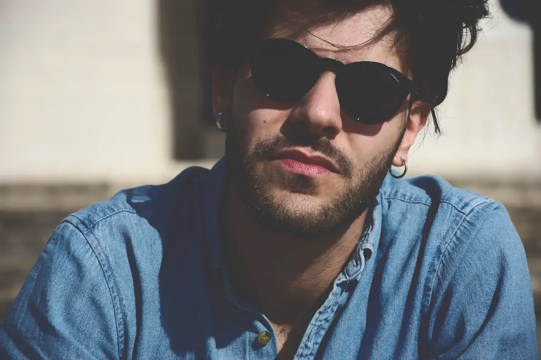 FootballR - NFL - Ein Mann mit Sonnenbrille und Jeanshemd.