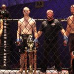 FootballR - NFL - Eine Gruppe MMA-Kämpfer, die in einem Käfig stehen.
