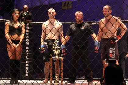 FootballR - NFL - Eine Gruppe MMA-Kämpfer, die in einem Käfig stehen.