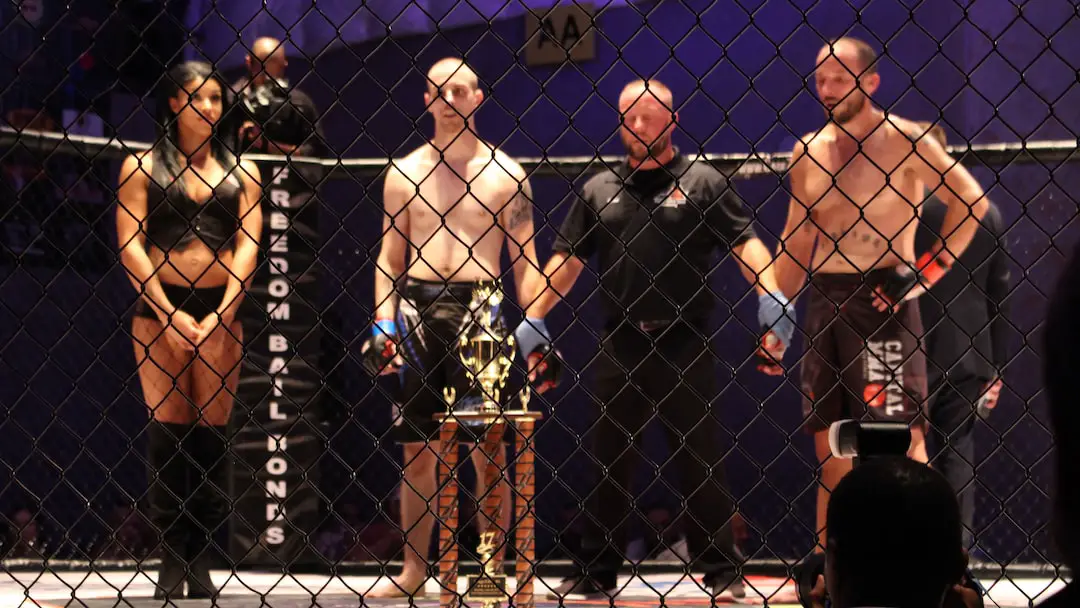 FootballR - NFL - Eine Gruppe MMA-Kämpfer, die in einem Käfig stehen.