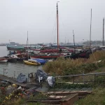 FootballR - NFL - Eine Gruppe Boote legte an einem Steg am Wasser an.