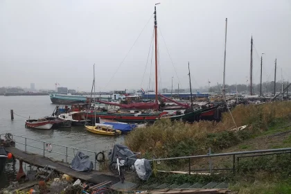 FootballR - NFL - Eine Gruppe Boote legte an einem Steg am Wasser an.
