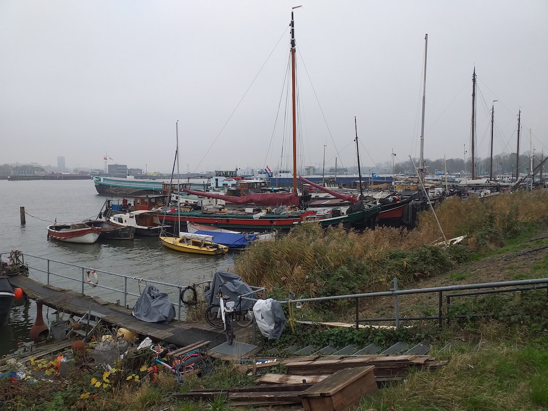FootballR - NFL - Eine Gruppe Boote legte an einem Steg am Wasser an.