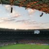 FootballR - NFL - Ein Fußballspiel in einem Stadion bei Sonnenuntergang.