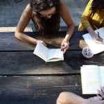 FootballR - NFL - Eine Gruppe von Menschen sitzt an einem Tisch und liest ein Buch.
