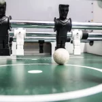 FootballR - NFL - Ein Ball auf einem Kickertisch.