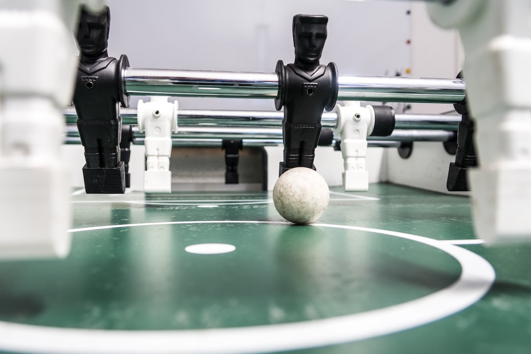 FootballR - NFL - Ein Ball auf einem Kickertisch.