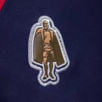 FootballR - NFL - Eine Nahaufnahme eines T-Shirts mit einem Walter Payton Man of the Year Award - Aufnäher.