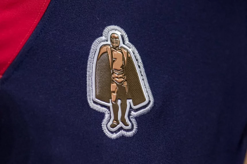 FootballR - NFL - Eine Nahaufnahme eines T-Shirts mit einem Walter Payton Man of the Year Award - Aufnäher.