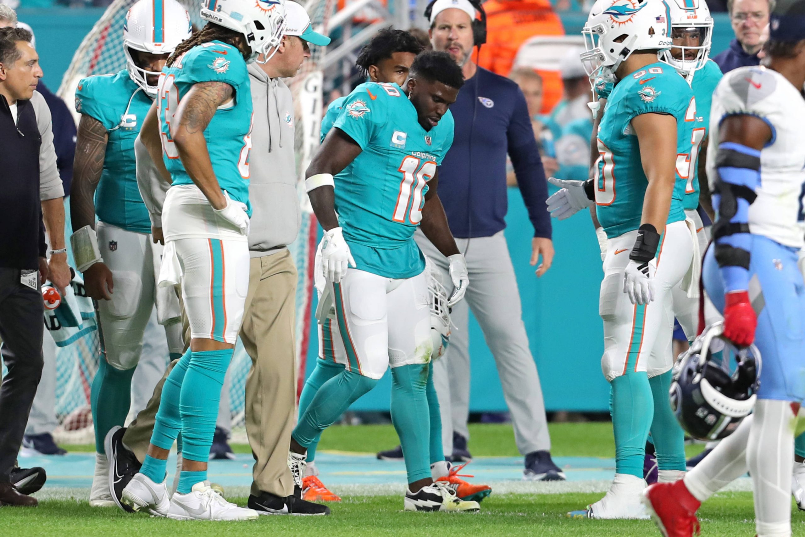 FootballR - NFL - Die Spieler der Miami Dolphins, darunter Tyreek Hill, sind auf dem Spielfeld.