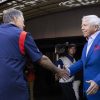 FootballR - NFL - Robert Kraft, der Besitzer der New England Patriots, schüttelt Bill Belichick, dem Cheftrainer des Teams, die Hand, beide in ihren charakteristischen blauen Anzügen.