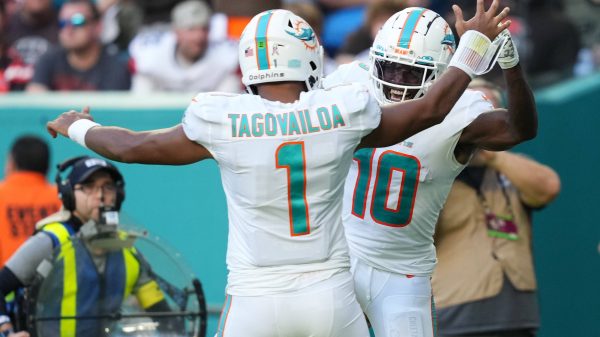 FootballR - NFL - Zwei Spieler der Miami Dolphins, Tyreek Hill und Tua Tagovailoa, feiern während eines Spiels und zeigen damit ihre tolle Zusammenarbeit.