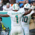 FootballR - NFL - Zwei Spieler der Miami Dolphins, Tyreek Hill und Tua Tagovailoa, feiern während eines Spiels und zeigen damit ihre tolle Zusammenarbeit.