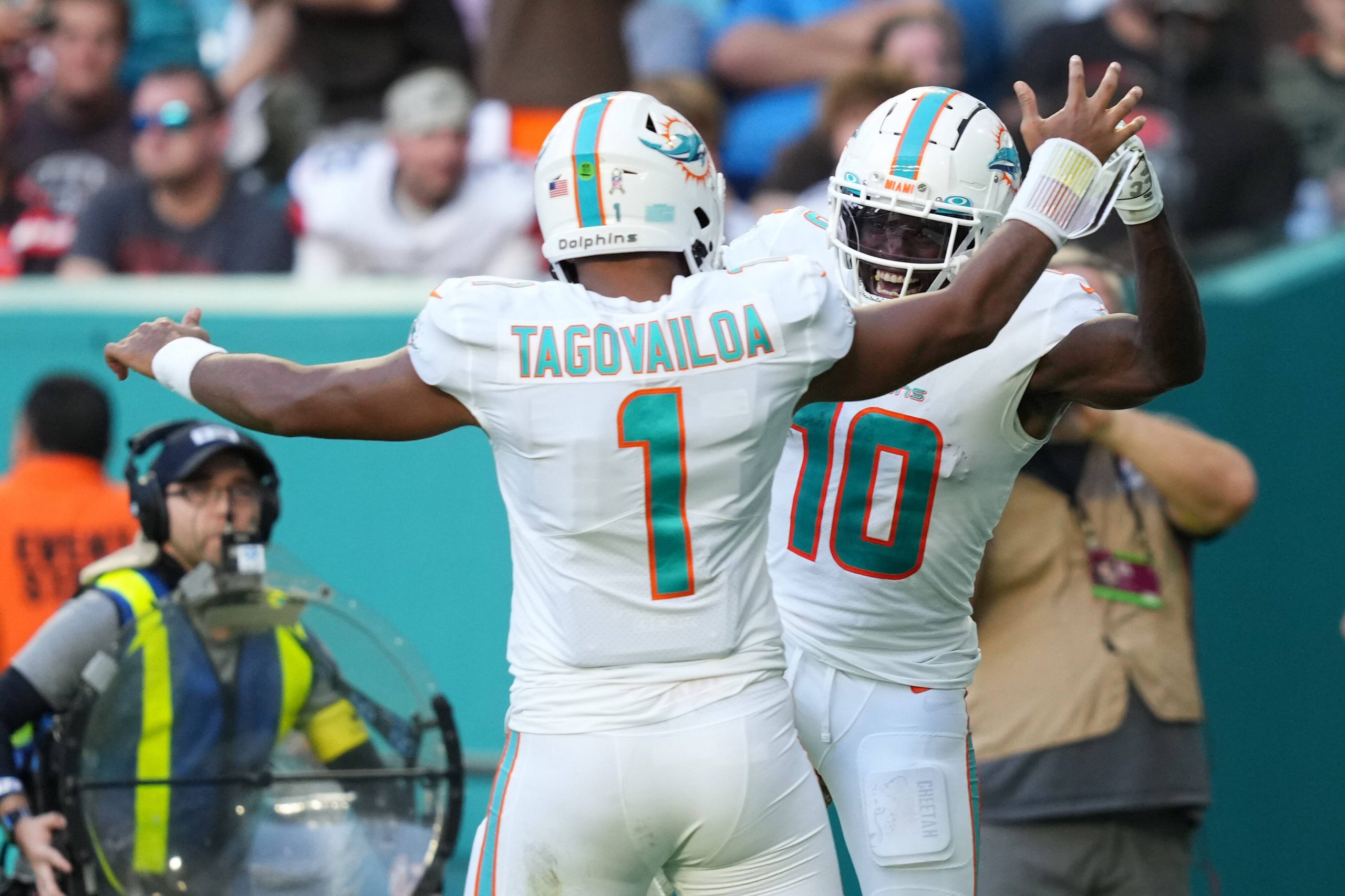 FootballR - NFL - Zwei Spieler der Miami Dolphins, Tyreek Hill und Tua Tagovailoa, feiern während eines Spiels und zeigen damit ihre tolle Zusammenarbeit.
