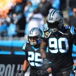 FootballR - NFL - Die Spieler der Carolina Panthers, NFL-Legenden und Finalisten der Pro Football Hall of Fame 2024, betreten das Spielfeld. Julius Peppers