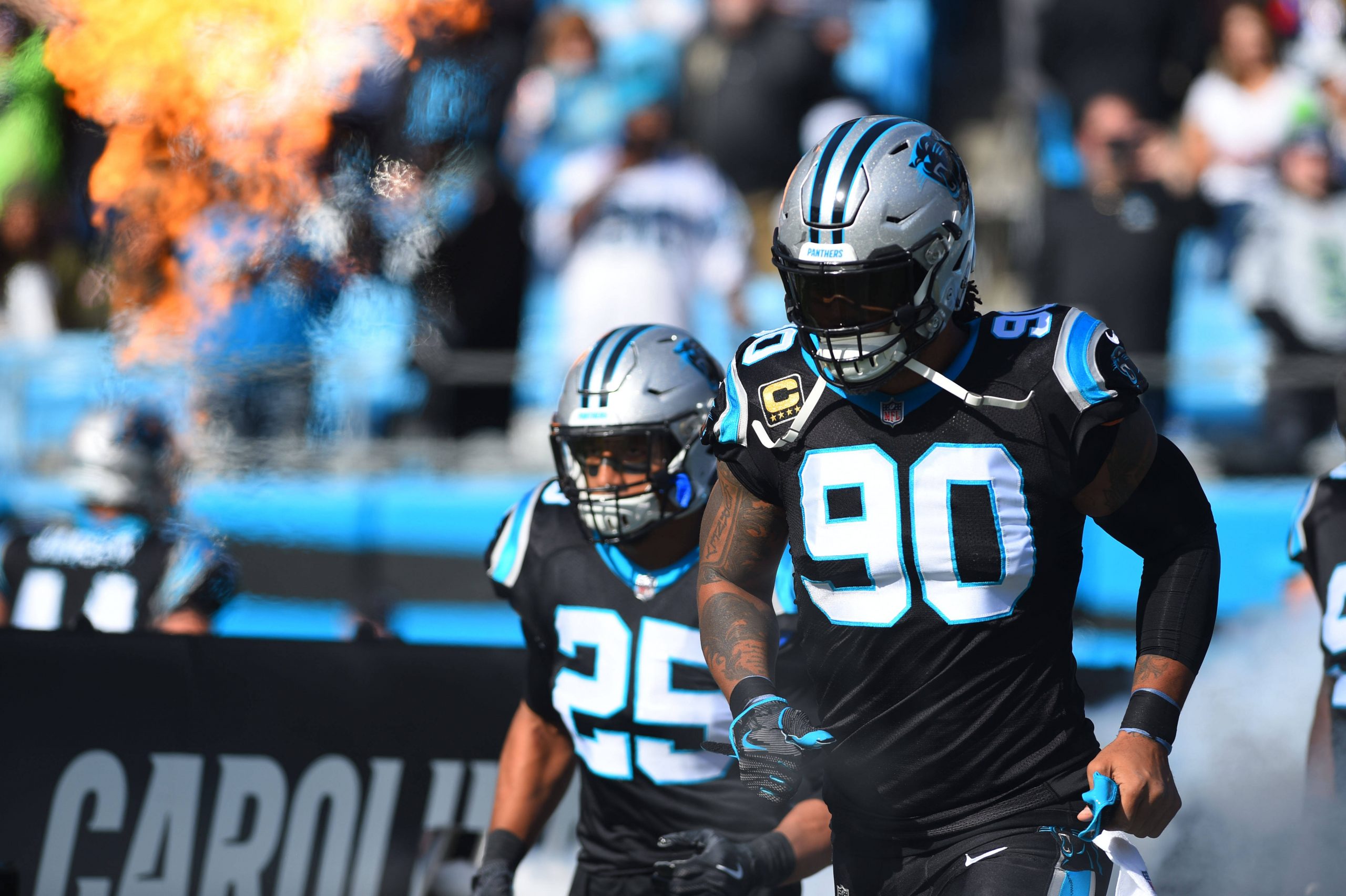 FootballR - NFL - Die Spieler der Carolina Panthers, NFL-Legenden und Finalisten der Pro Football Hall of Fame 2024, betreten das Spielfeld. Julius Peppers