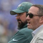 FootballR - NFL - Zwei Trainer der Philadelphia Eagles, darunter Matt Patricia, am Spielfeldrand.