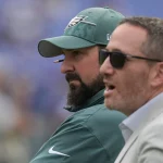 FootballR - NFL - Zwei Trainer der Philadelphia Eagles, darunter Matt Patricia, am Spielfeldrand.