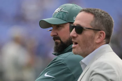 FootballR - NFL - Zwei Trainer der Philadelphia Eagles, darunter Matt Patricia, am Spielfeldrand.