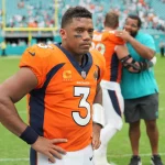 FootballR - NFL - Der Footballspieler der Broncos, Russell Wilson, steht auf dem Spielfeld.