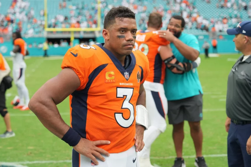 FootballR - NFL - Der Footballspieler der Broncos, Russell Wilson, steht auf dem Spielfeld.