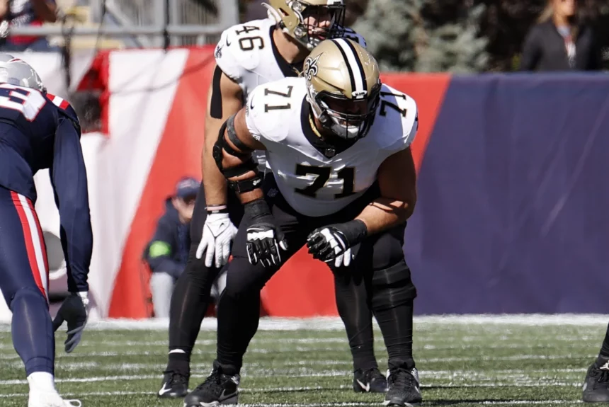FootballR - NFL - Die New Orleans Saints, angeführt von Ryan Ramczyk, spielen ein Footballspiel.