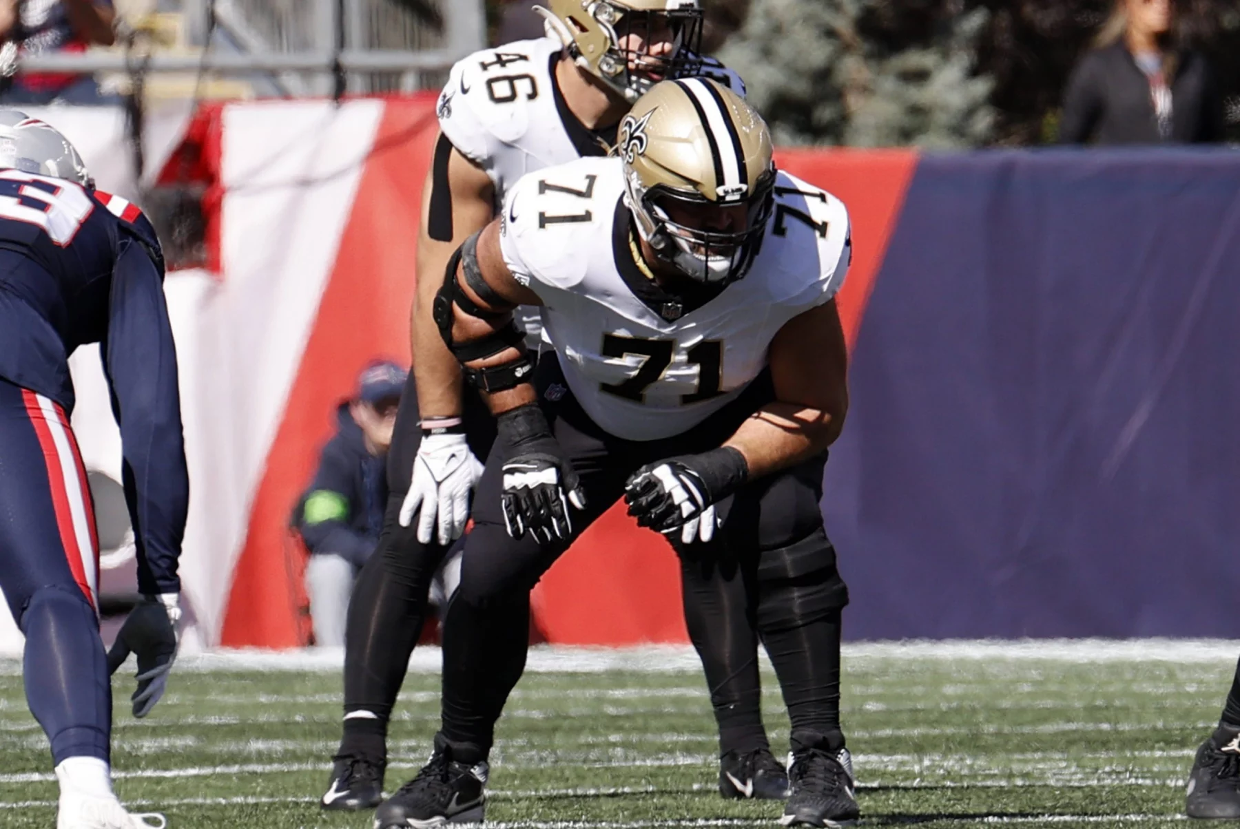 FootballR - NFL - Die New Orleans Saints, angeführt von Ryan Ramczyk, spielen ein Footballspiel.