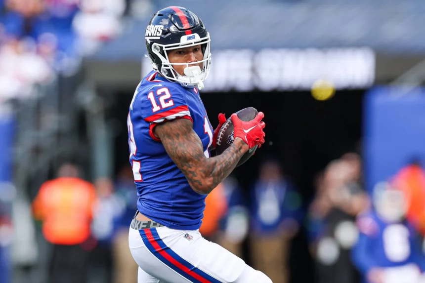 FootballR - NFL - Ein Giants-Spieler, Darren Waller, läuft mit dem Ball.