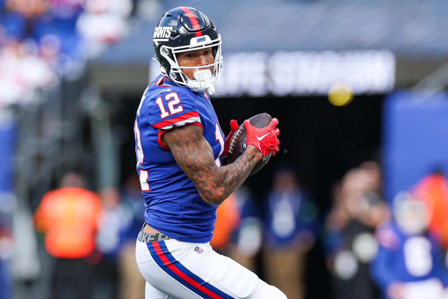 FootballR - NFL - Ein Giants-Spieler, Darren Waller, läuft mit dem Ball.