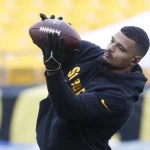 FootballR - NFL - Steelers-Spielerin Minkah Fitzpatrick fängt während einer Rückkehr ins Team einen Football in der Luft.