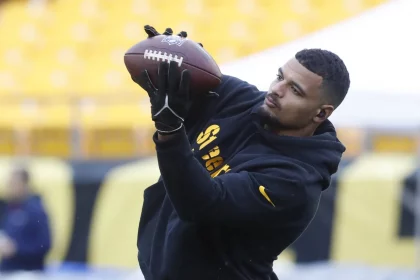 FootballR - NFL - Steelers-Spielerin Minkah Fitzpatrick fängt während einer Rückkehr ins Team einen Football in der Luft.