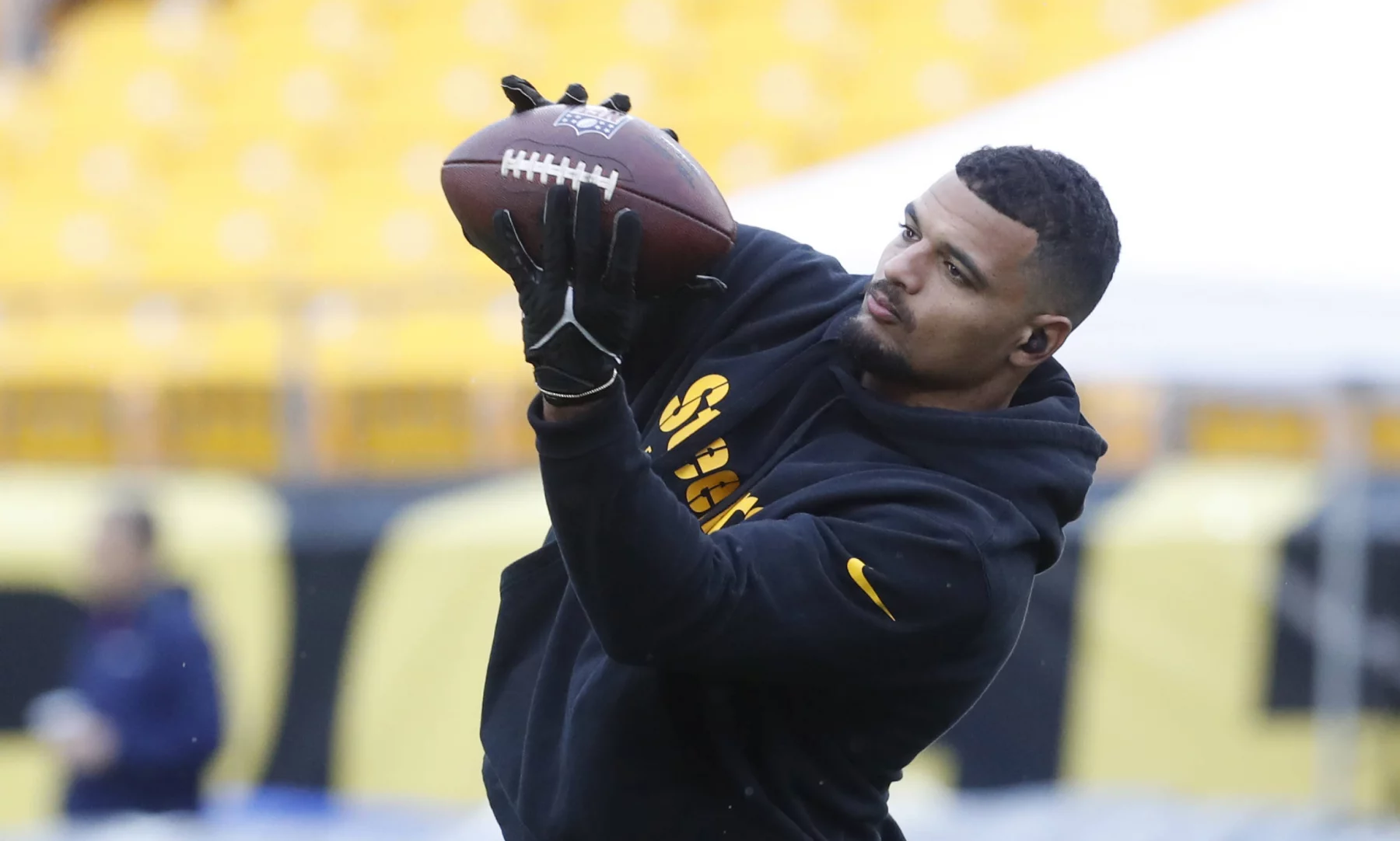 FootballR - NFL - Steelers-Spielerin Minkah Fitzpatrick fängt während einer Rückkehr ins Team einen Football in der Luft.
