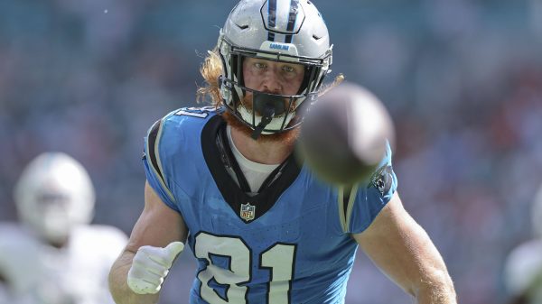 FootballR - NFL - Hayden Hurst, ein Footballspieler der Carolina Panthers, läuft mit einem Ball.