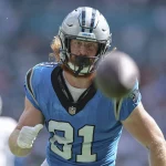 FootballR - NFL - Hayden Hurst, ein Footballspieler der Carolina Panthers, läuft mit einem Ball.