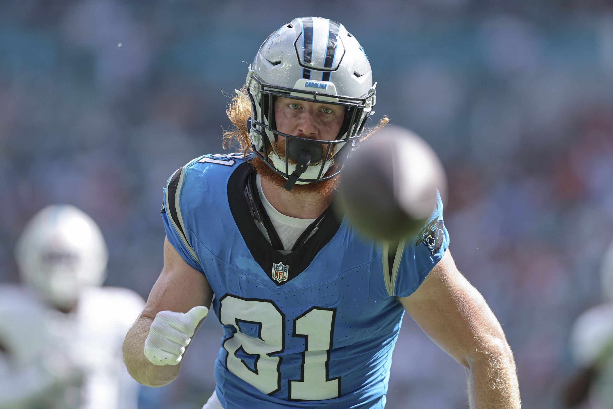 FootballR - NFL - Hayden Hurst, ein Footballspieler der Carolina Panthers, läuft mit einem Ball.