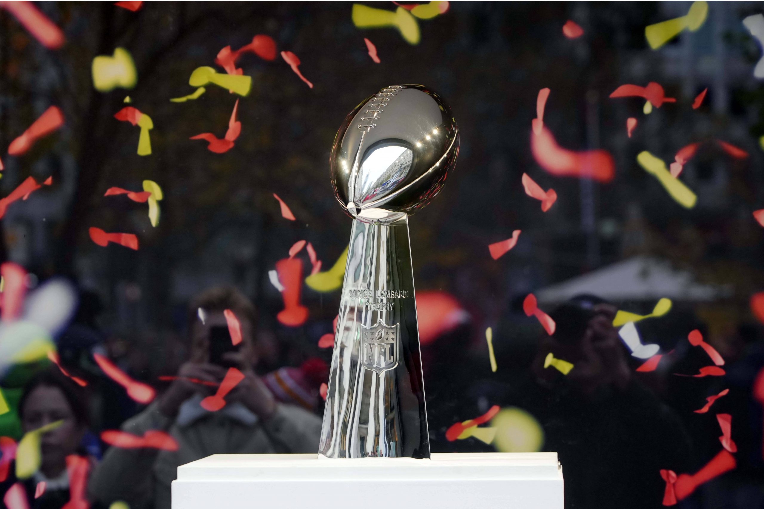 FootballR - NFL - Die Super Bowl-Trophäe wird stolz inmitten eines Konfetti-Meeres präsentiert und symbolisiert die Siegesfeier des Super Bowl 2027 am Austragungsort.