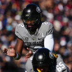 FootballR - NFL - Shedeur Sanders, der Sohn der NFL-Legende Deion Sanders, beeindruckt Jerry Jones mit seinen außergewöhnlichen Quarterback-Fähigkeiten während eines entscheidenden Spiels.