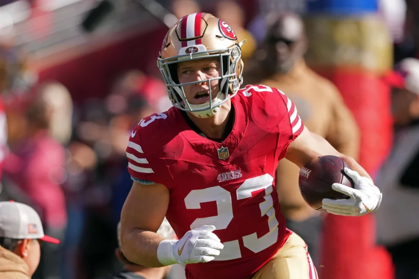 FootballR - Bold Predictions - NFL MVP - Christian McCaffrey, ein Footballspieler der San Francisco 49ers, läuft mit dem Ball.