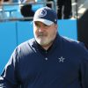 FootballR - NFL - Mike McCarthy, Cheftrainer der Dallas Cowboys, betritt das Spielfeld.
