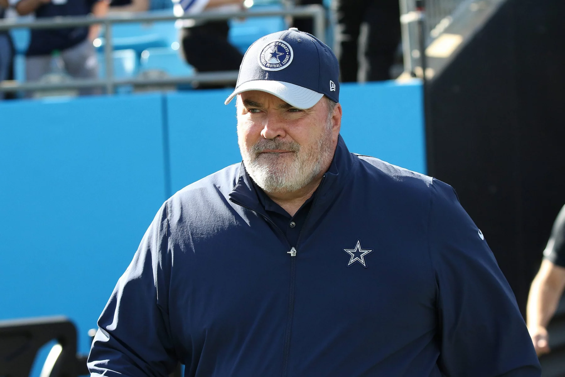 FootballR - NFL - Mike McCarthy, Cheftrainer der Dallas Cowboys, betritt das Spielfeld.