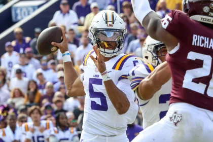FootballR - NFL - All-America-Team - Lsu-Footballspieler Jayden Daniels wirft den Ball während eines Spiels.