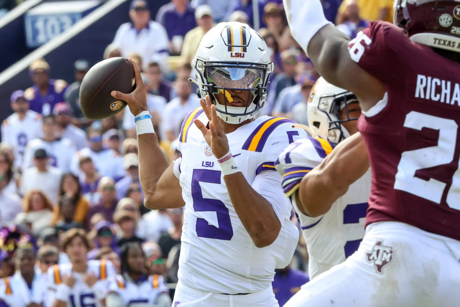 FootballR - NFL - All-America-Team - Lsu-Footballspieler Jayden Daniels wirft den Ball während eines Spiels.