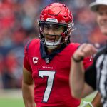 FootballR - NFL - Der Quarterback C.J. Stroud der Houston Texans spricht während eines Comeback-Spiels mit einem Schiedsrichter.