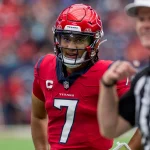 FootballR - NFL - Der Quarterback C.J. Stroud der Houston Texans spricht während eines Comeback-Spiels mit einem Schiedsrichter.