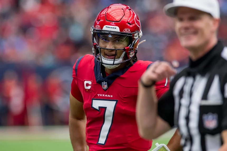 FootballR - NFL - Der Quarterback C.J. Stroud der Houston Texans spricht während eines Comeback-Spiels mit einem Schiedsrichter.