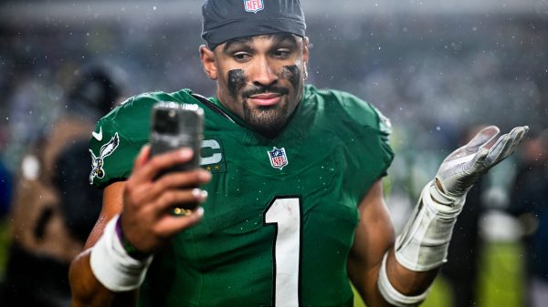 FootballR - NFL Spielverschiebung - Ein Spieler der Philadelphia Eagles, Jalen Hurts, macht während eines NFL-Spiels gegen die Seahawks ein Selfie im Regen.
