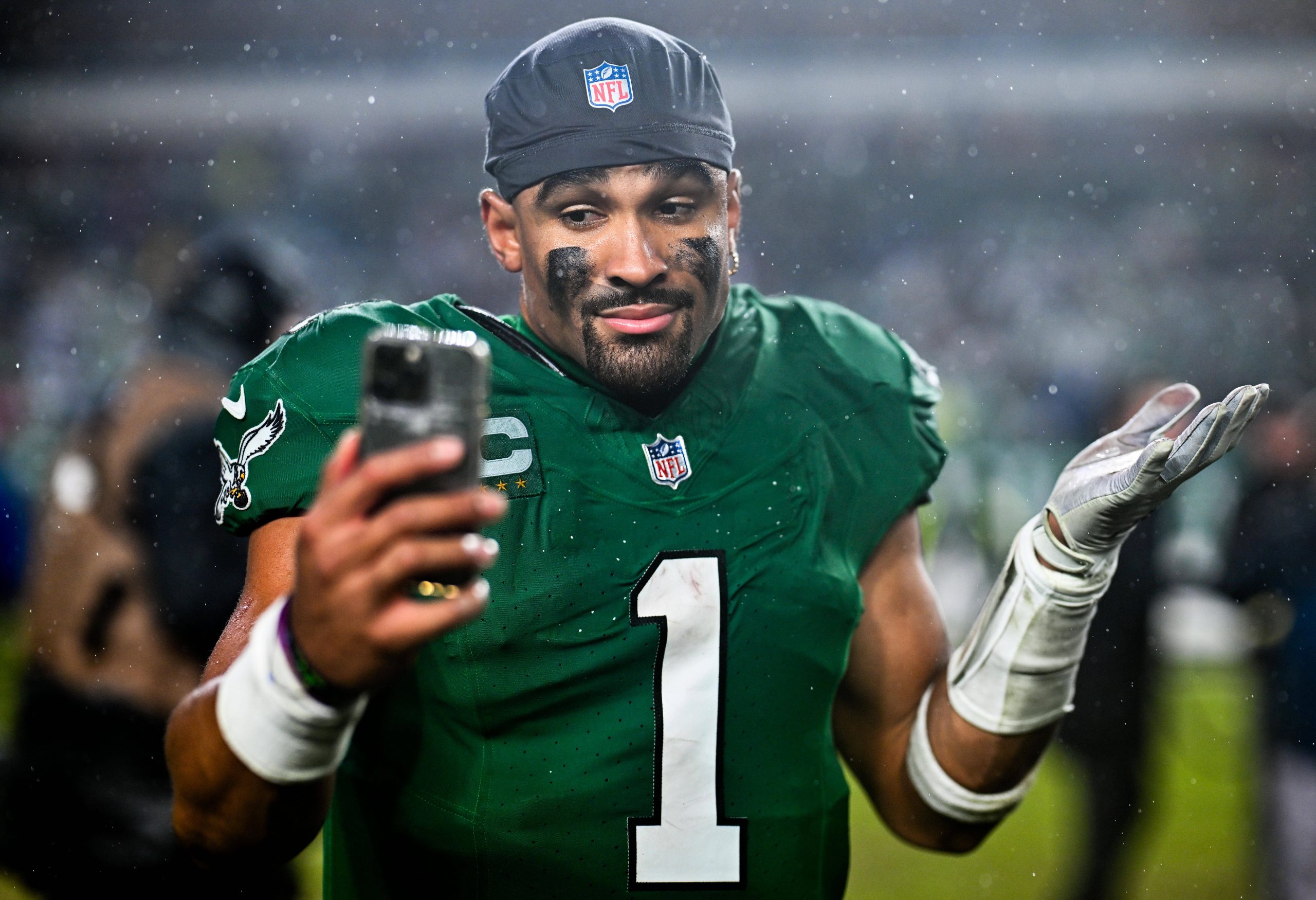 FootballR - NFL Spielverschiebung - Ein Spieler der Philadelphia Eagles, Jalen Hurts, macht während eines NFL-Spiels gegen die Seahawks ein Selfie im Regen.