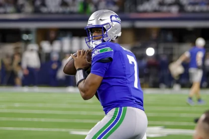 FootballR - NFL - Ein Footballspieler der Seahawks, Geno Smith, ist dabei, einen Ball zu werfen.